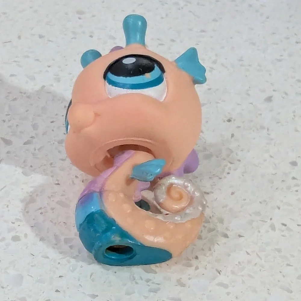Hasbro Littlest Pet Shop Seahorse Peach Purple Teal Glitter Tail Figure #142